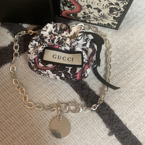 Gucci chain link choker necklace with pouch and box. - Picture 2 of 7